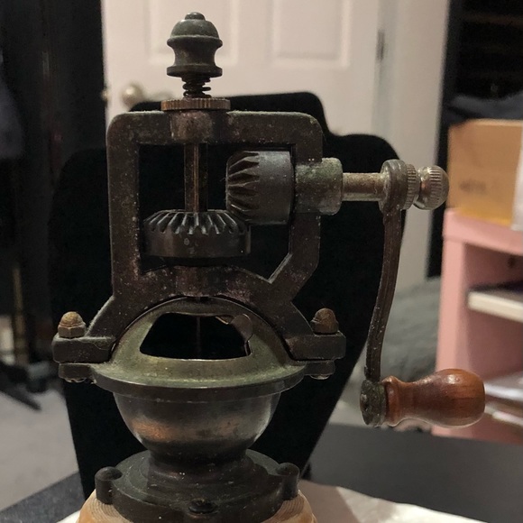 PEPPER MILL/SPICE GRINDER with wood hand crank size 8inch preowned *ESTATE FIND - Picture 2 of 3